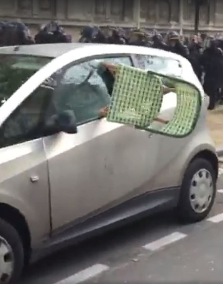 En images : gaz lacrymogènes, blessés, voitures défoncées à Paris (VIDEO, IMAGES PERTURBANTES)