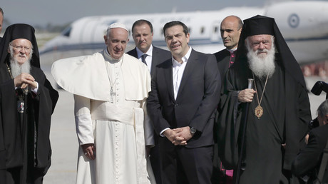 Le Pape François a été accueilli, à son arrivée à Athènes, par le Premier ministre Alexis Tsipras, l'archevêque d'Athènes et chef de l'Eglise de Grèce Mgr Iéronimos, à droite de la photo, et l'archevêque de Constantinople et patriarche œcuménique Bartholomew, à gauche.