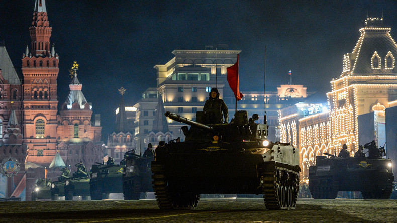 Plongez avec RT dans l'ambiance de la répétition du défilé du Jour de la victoire à Moscou