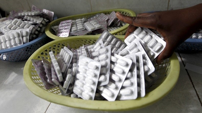 Un banquier suisse arreté pour trafic de médicaments contre le VIH destinés à l'Afrique