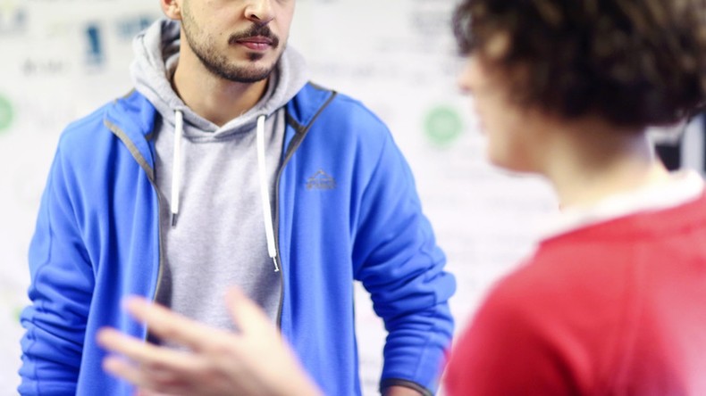Allemagne : des cours pour apprendre à draguer aux migrants (VIDEO)
