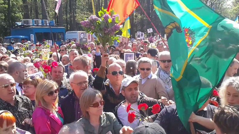 Des bagarres et des provocations ont perturbé le Jour de la Victoire en Ukraine (VIDEO)