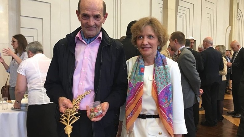 Un autre couple français remet ses médailles militaires à la famille du héros russe tombé à Palmyre