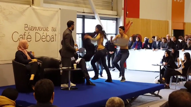 Tariq Ramadan perturbé par des Femen seins nus à une conférence islamique (VIDEO)