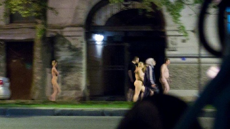 Un néonazi a fait défiler des prostituées nues dans les rues de Saint-Pétersbourg (PHOTOS)