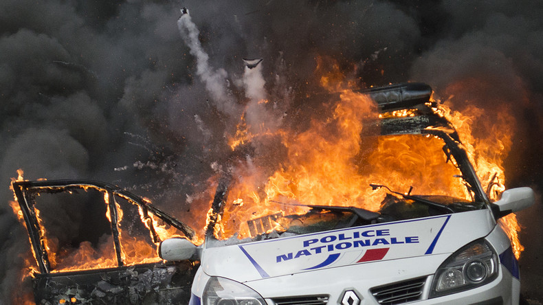 voiture de police brûlée : «leur seul but c'est de violenter des
