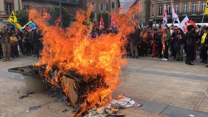«Au bûcher !» : un portrait de François Hollande brûlé lors d’une manifestation à Albi