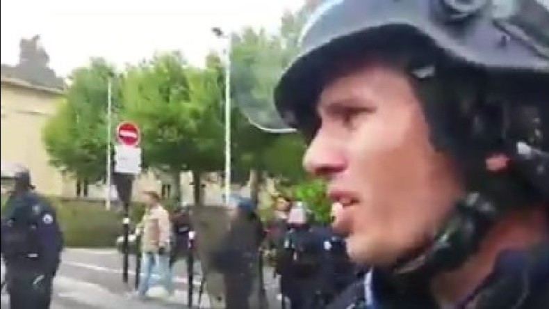 «Allez, va faire la vaisselle, dégage», la remarque d’un CRS à une manifestante (VIDEO)