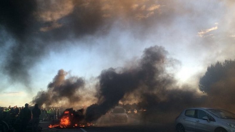 Fos Sur Mer La Raffinerie Et Le Dépôt De Carburants Ont