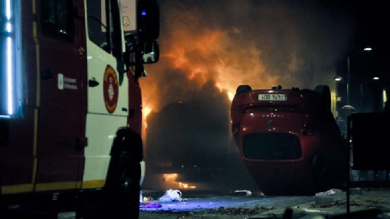 Espagne : des véhicules incendiés et des affrontements entre policiers et manifestants (VIDEO)