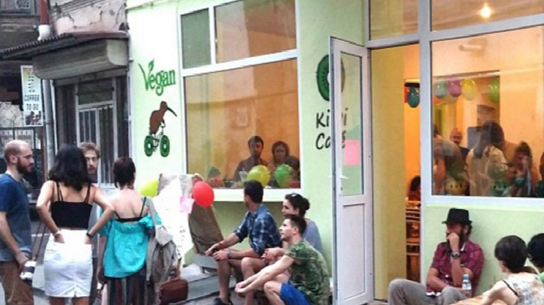 Géorgie : armés de saucisses, des pro-viande attaquent un restaurant vegan (VIDEO)