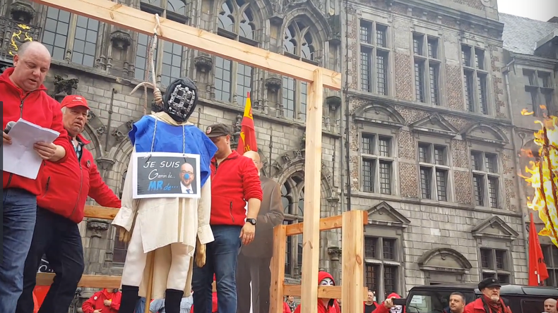 Manifestation à Mons : le Premier ministre belge «pendu» par les manifestants (VIDEO)