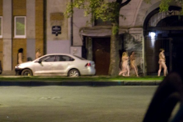 Un néonazi a fait défiler des prostituées nues dans les rues de Saint-Pétersbourg (PHOTOS)
