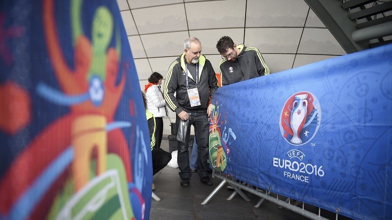 Euro 2016 : sur 3 500 membres de la sécurité «passés au crible» par la DGSI, 82 sont fichés
