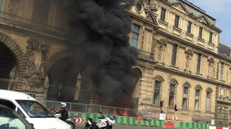 Images impressionnantes d'un incendie à deux pas du Louvre (PHOTOS)