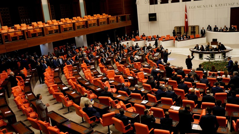 Erdogan signe un projet de loi qui prive d’immunité les députés, ouvrant la voie à des poursuites