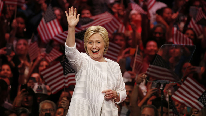 Primaires aux Etats-Unis : Hillary Clinton revendique l’investiture démocrate