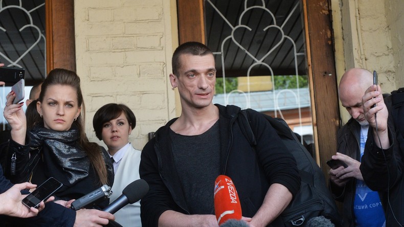 Un artiste russe polémique refuse de payer une amende pour avoir mis le feu à la porte du FSB