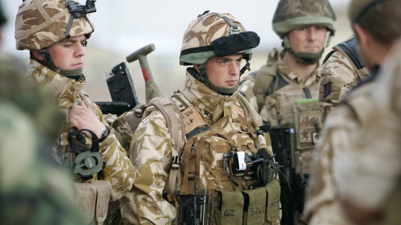 Ivres, des soldats de l’OTAN ont dansé sur le toit d’un taxi en Lettonie