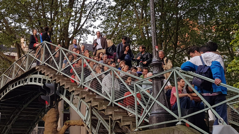 «Veilleurs» et journalistes agressés par des Antifas quai de Valmy à Paris