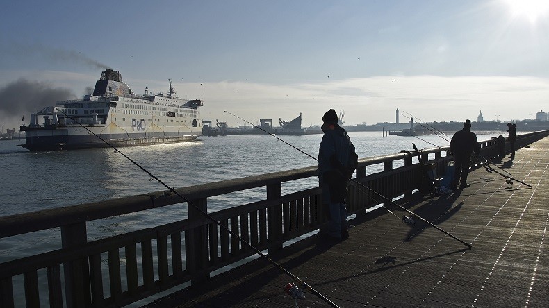 Calais : le port à l'arrêt pendant une heure et demie à cause de migrants dans l'eau