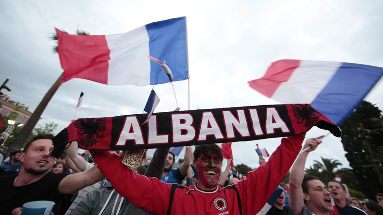 Euro 2016 : un supporter blesse deux personnes avec un fumigène dissimulé dans le rectum