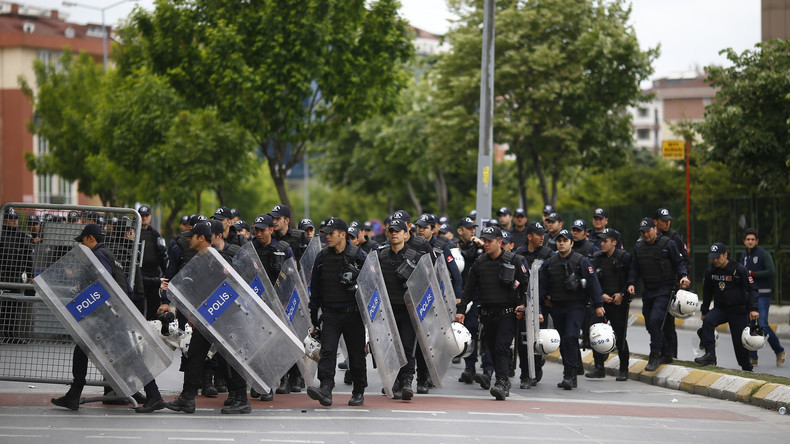 Istanbul : la police disperse avec du gaz lacrymogène des membres de la communauté LGBT (IMAGES)