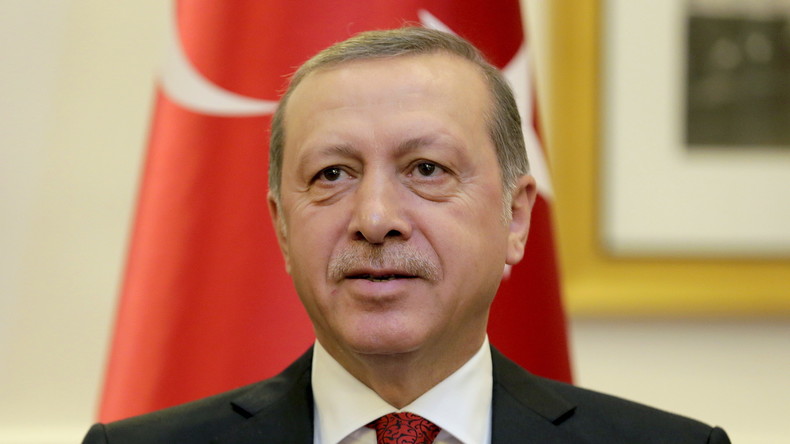 Après la répression d'une manifestation LGBT, Erdogan prend son dîner avec...une diva transsexuelle