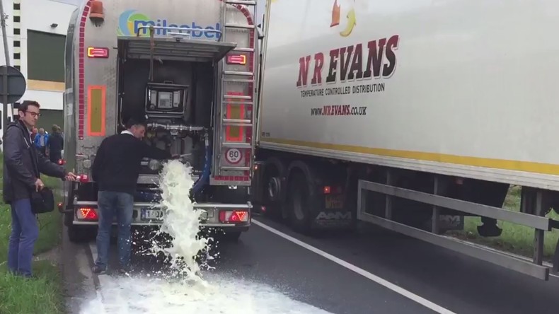 Action des producteurs laitiers franco-belges contre la ferme des 1 000 vaches et le prix du lait
