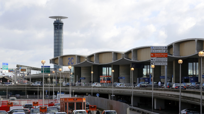 Un adolescent fugue pour faire le djihad : arrêté à Roissy, il menace les policiers avec un couteau