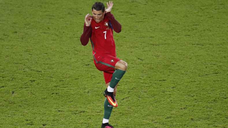 Quand Cristiano Ronaldo arrache le micro d’un journaliste et le balance dans un lac (VIDEO)