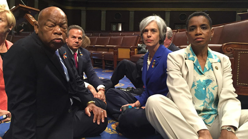 Etats-Unis : des élus démocrates font un sit-in au Congrès contre les armes à feu (PHOTOS)