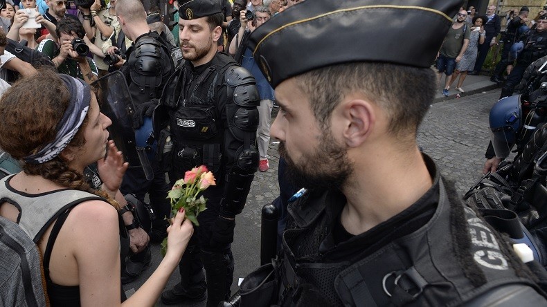 Loi travail : manifestation sans incidents à Paris après d'importants contrôles policiers (IMAGES)