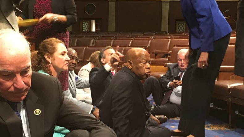 Etats-Unis : les élus démocrates mettent fin à leur sit-in contre les armes à feu au Congrès