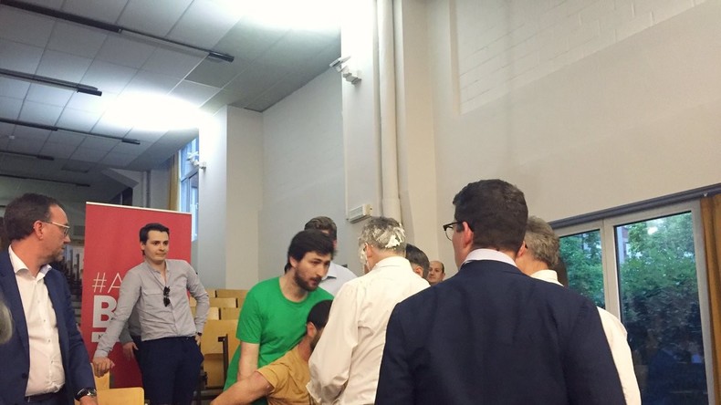 Bruno Le Maire victime d'une attaque au yaourt (IMAGES)