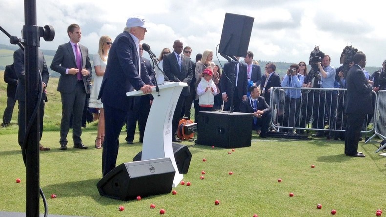 Donald Trump tient une conférence de presse en Ecosse au milieu de balles de golf nazies