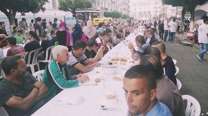 A Alger, les musulmans rompent le jeûne du ramadan autour d’une table géante (PHOTOS)