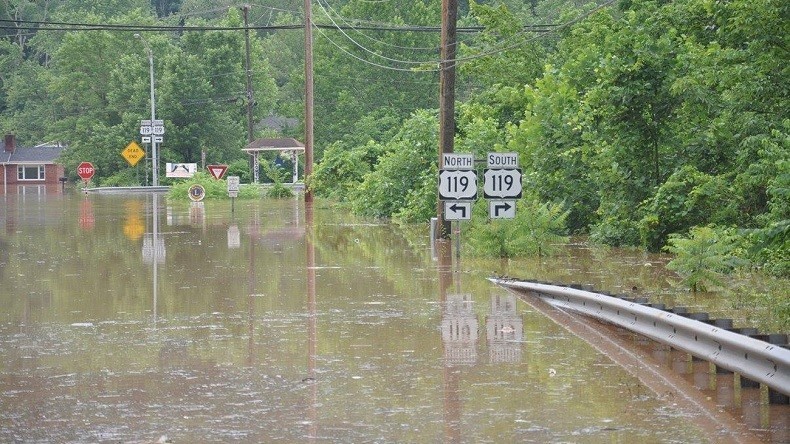 Inondations en Virginie : le bilan grimpe à 23 morts, les services d'urgence s'organisent