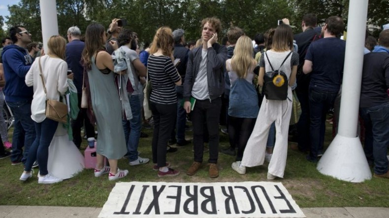 «F*ck Brexit !» : les jeunes descendent dans les rues pour dénoncer les résultats du référendum