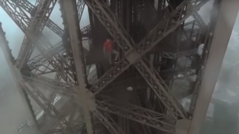 Des casse-cous russes escaladent la Tour Eiffel sans équipement de sécurité (VIDEO CHOC)