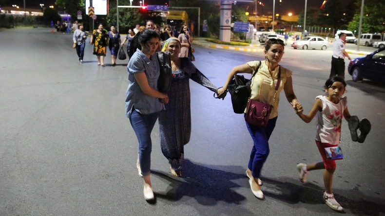 «J’ai vu un terroriste tirer sur les gens» : des témoins de l’attentat à Istanbul se confient à RT