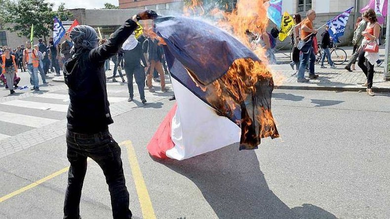 Rennes : il se brûle en mettant le feu à un drapeau français