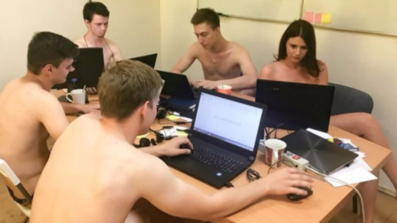«Déshabillez-vous et travaillez !» : le conseil qui suscite un vague de stripteases en Biélorussie