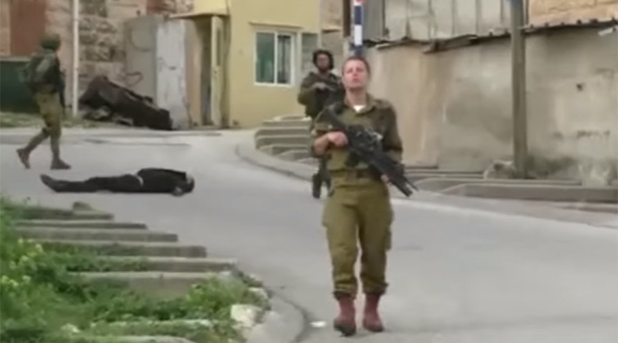 Une vidéo suggère qu’un couteau près d’un assaillant tué par un soldat à Hebron a été «déposé»
