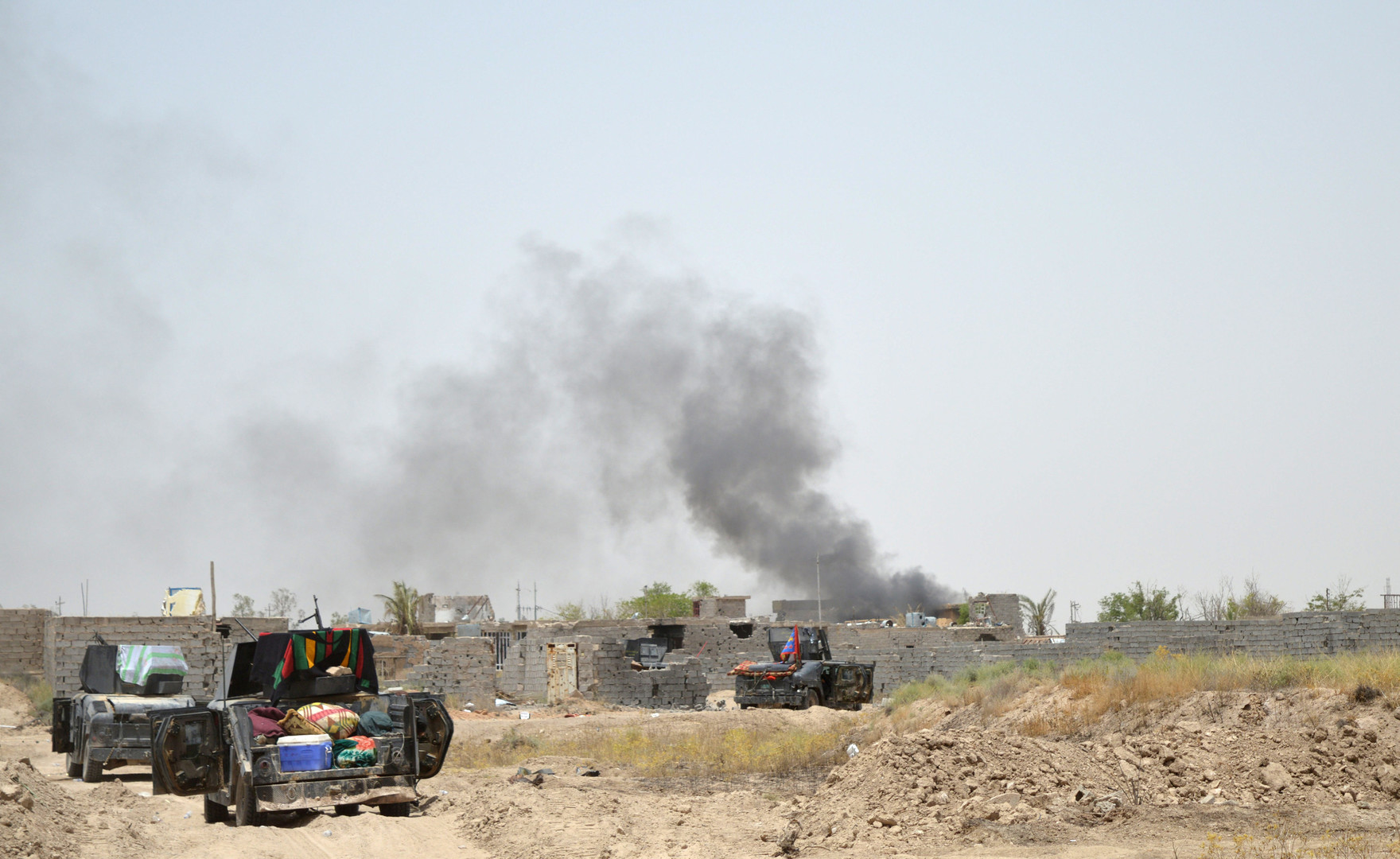 Irak : des civils qui fuient Falloujah visés par des tirs de l'Etat islamique, acculé (PHOTOS)