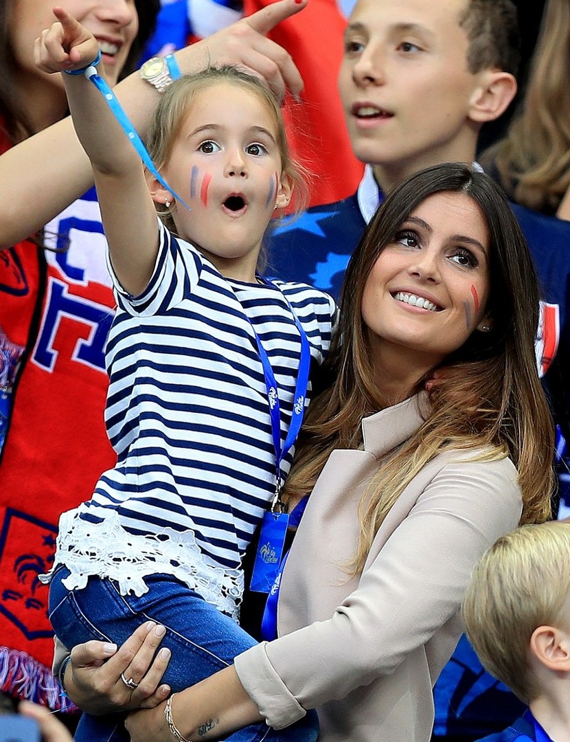 Les meilleurs supporters français : les femmes des joueurs encouragent leurs maris à Saint-Denis