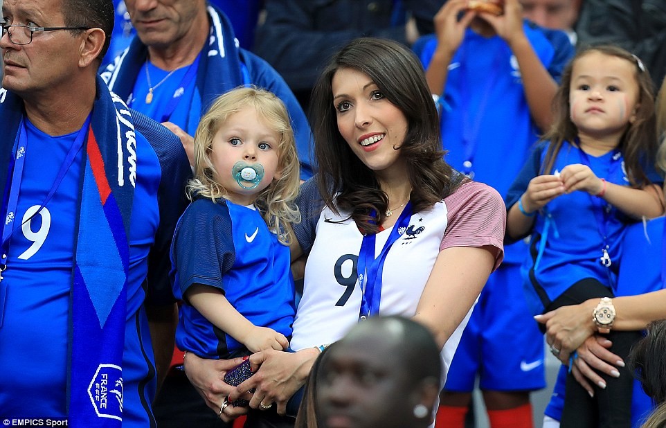 Les meilleurs supporters français : les femmes des joueurs encouragent leurs maris à Saint-Denis