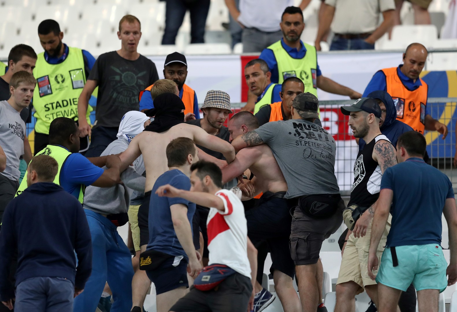 Scènes d'émeutes, 35 blessés : retour sur les affrontements autour d'Angleterre-Russie (VIDEOS)