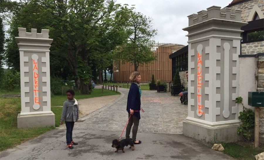 «Profanation politique» : un théâtre symbole de l'Entente cordiale vandalisé à Calais (PHOTOS)