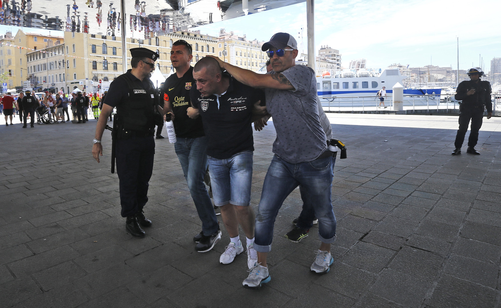 Nouvelles violences de supporters à Marseille avant le match Pologne - Ukraine (IMAGES)